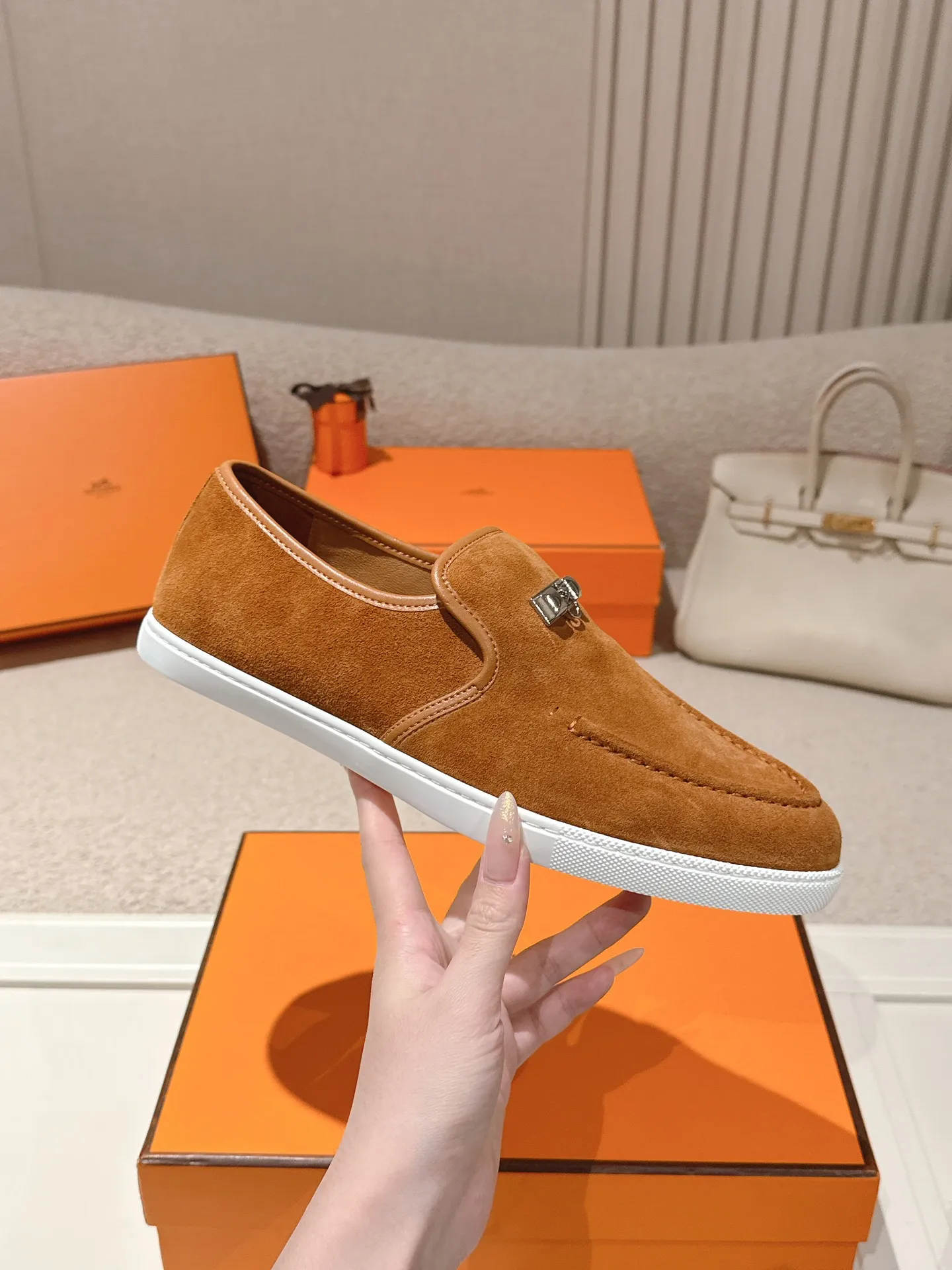 Men's Men's Shoes 600💰 Hermes# Couple Studded Loafers Calfskin and suede goatskin lace-up free sneakers with signature "H" detail. The design is simple and smooth, creating a fashionable urban look. It is comfortable and versatile. H family classics are not outdated, and the delivery counter is exquisitely packaged🛍📦 Fabric: Original customized imported first-layer cowhide/cow down Lining: Imported soft sheepskin Sole: Original open-molded anti-slip TPU material Size: 35-45